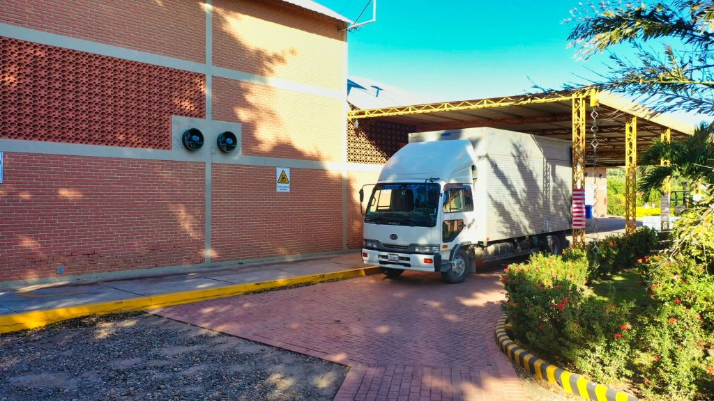 Camion cargando mercadería en planta Todo Agricola Boliviana